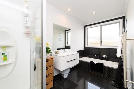 Photo of property in 4 Saint Heliers Grove, Fitzherbert, Palmerston North, 4410