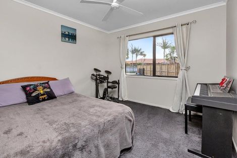 Photo of property in 18 Paradise Point Place, One Tree Point, 0118