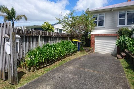 Photo of property in 296 East Coast Road, Forrest Hill, Auckland, 0620