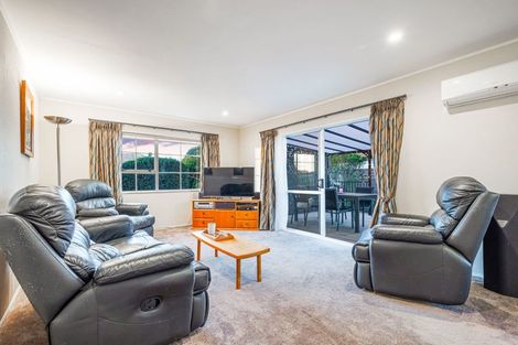 Photo of property in 1/11 Delisle Place, Windsor Park, Auckland, 0632