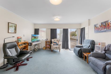 Photo of property in 2/5 Grove Road, Papakura, 2110