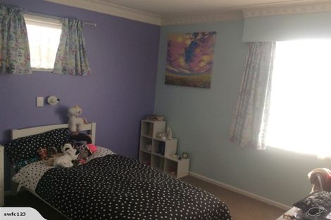 Photo of property in 5 Cron Avenue, Te Atatu South, Auckland, 0610