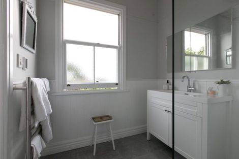 Photo of property in 42 Queen Street, Northcote Point, Auckland, 0627