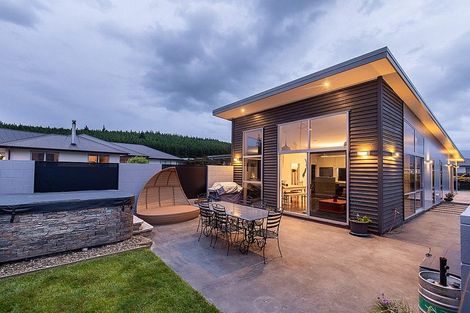 Photo of property in 48 Minaret Ridge, Wanaka, 9305