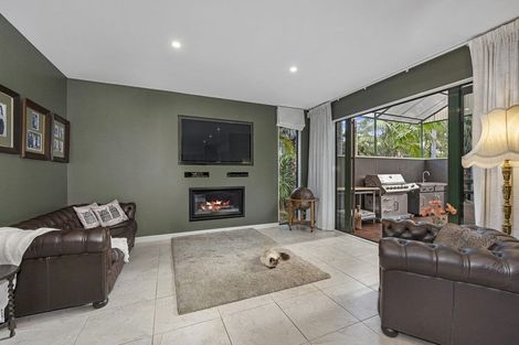 Photo of property in 28 Tyrico Close, Unsworth Heights, Auckland, 0632