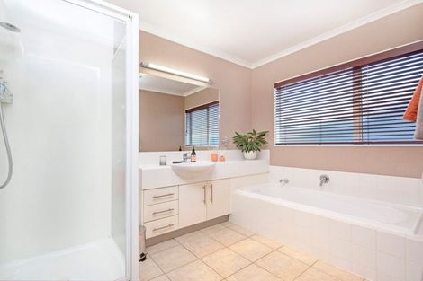 Photo of property in 8 Moycullien Lane, East Tamaki Heights, Auckland, 2016