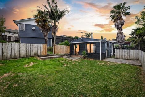 Photo of property in 15 Vina Place, Massey, Auckland, 0614