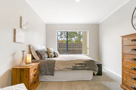 Photo of property in 13 Berkshire Terrace, Massey, Auckland, 0614