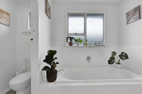 Photo of property in 19 Kahikatea Street, Inglewood, 4330