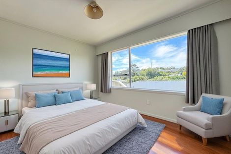Photo of property in 6 Link Road, Newlands, Wellington, 6037