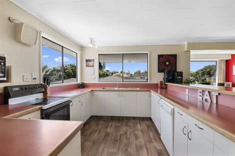 Photo of property in 355 Oxford Street, Levin, 5510