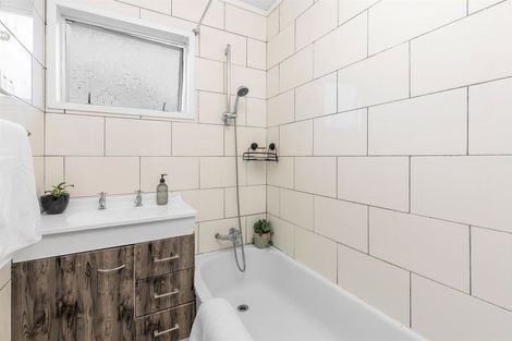 Photo of property in 2/120 Lynn Road, Bayview, Auckland, 0629