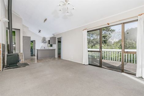 Photo of property in 66 Easton Park Parade, Glenfield, Auckland, 0629