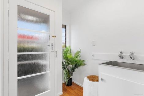 Photo of property in 1/33 Knightsbridge Drive, Forrest Hill, Auckland, 0620