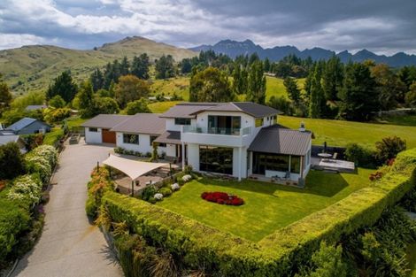 Photo of property in 8 Milward Place, Kelvin Heights, Queenstown, 9300