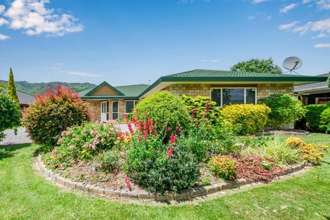 Photo of property in 25 Awanui Drive, Waikanae, 5036
