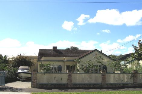 Photo of property in 46 Stanley Point Road, Stanley Point, Auckland, 0624
