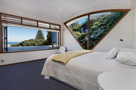 Photo of property in 87 Marine Parade North, Piha, 0772