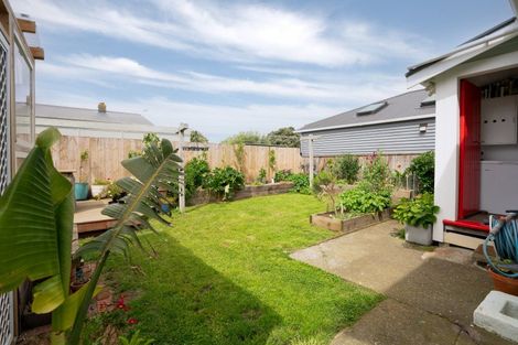 Photo of property in 40 Apu Crescent, Lyall Bay, Wellington, 6022