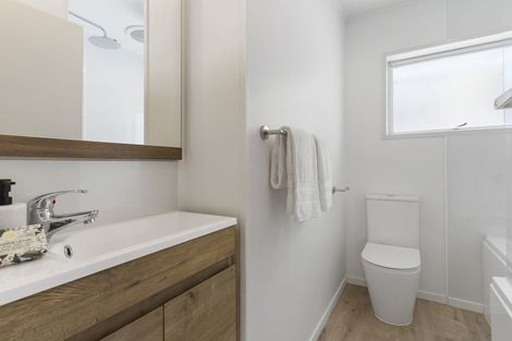 Photo of property in 1/16 Beach Road, Castor Bay, Auckland, 0620