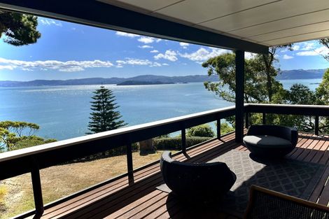 Photo of property in 11 Richmond Road, Mahina Bay, Lower Hutt, 5013