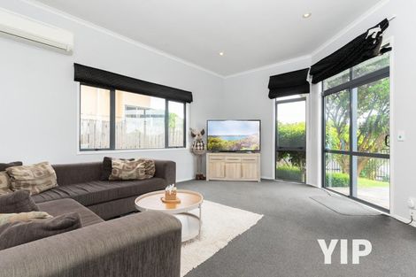 Photo of property in 5 Bennett Grove, Newlands, Wellington, 6037