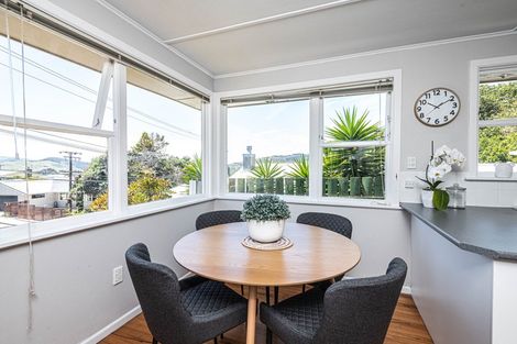 Photo of property in 58 Catherine Crescent, Paparangi, Wellington, 6037