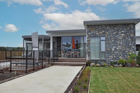 Photo of property in 52 Sandpiper Avenue, Point Wells, 0986