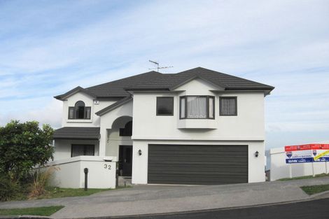 Photo of property in 32 Dress Circle, Newlands, Wellington, 6037