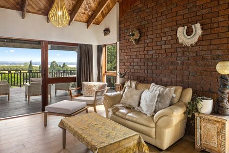 Photo of property in 11 Rika Place, Kawaha Point, Rotorua, 3010