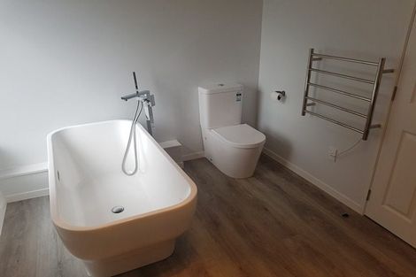 Photo of property in 60 Lagoon Way, West Harbour, Auckland, 0618