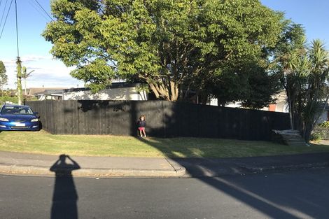 Photo of property in 1/2 Kemp Road, Massey, Auckland, 0614