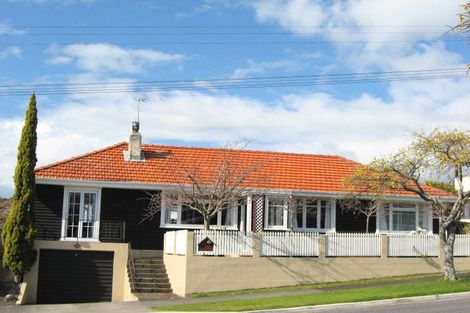 Photo of property in 71 Paynters Avenue, Strandon, New Plymouth, 4312