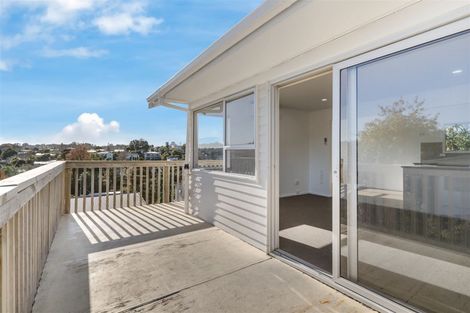 Photo of property in 42 Tamahere Drive, Glenfield, Auckland, 0629