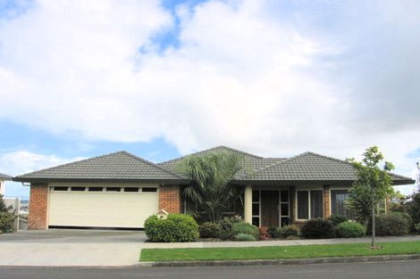 Photo of property in 23 Ribbonwood Crescent, Goodwood Heights, Auckland, 2105