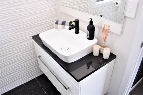 Photo of property in 11 Waipunahau Road, Waikanae, 5036