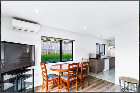 Photo of property in 33 Rising Parade, Fairview Heights, Auckland, 0632