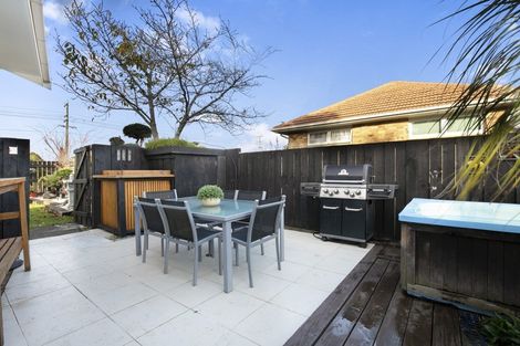 Photo of property in 2 Thomas Rea Place, Te Atatu South, Auckland, 0610