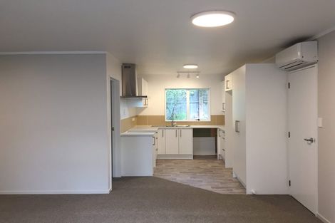 Photo of property in 2/5 Woodall Place, Totara Vale, Auckland, 0627