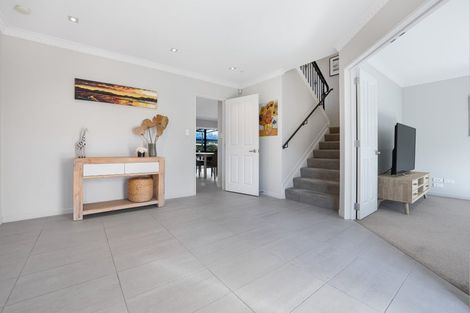 Photo of property in 22 Travis View Drive, Fairview Heights, Auckland, 0632