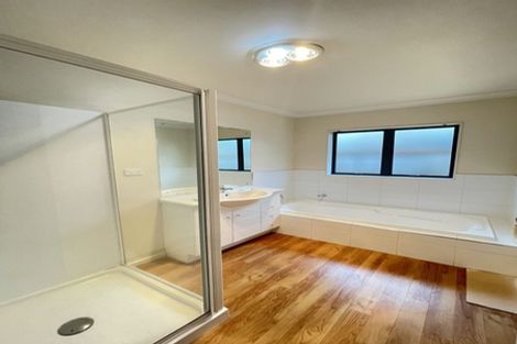 Photo of property in 4 Walter Haddrell Crescent, Flat Bush, Auckland, 2016