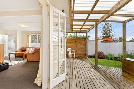 Photo of property in 2/99 Hobsonville Road, West Harbour, Auckland, 0618