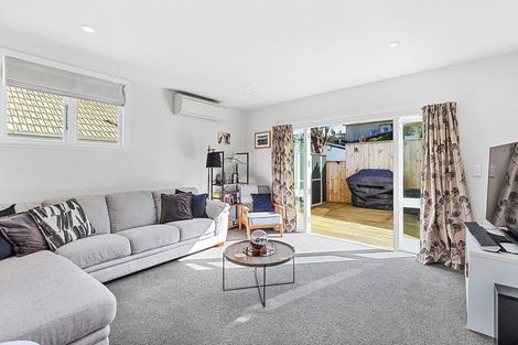 Photo of property in 27 Mexted Terrace, Tawa, Wellington, 5028