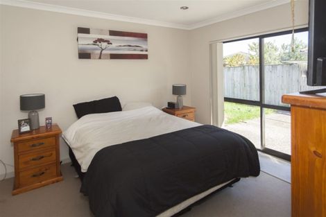 Photo of property in 2b Waikaukau Road, Glen Eden, Auckland, 0602