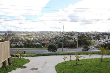 Photo of property in 519a East Coast Road, Murrays Bay, Auckland, 0630