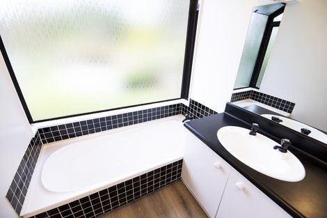 Photo of property in 72 Tauroa Road, Havelock North, 4130