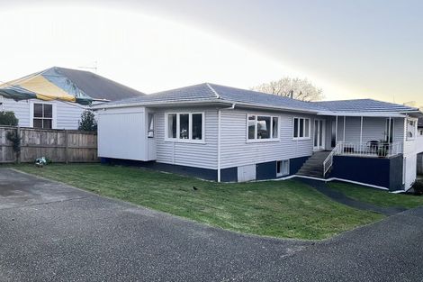 Photo of property in 48 Gladstone Road, Northcote, Auckland, 0627