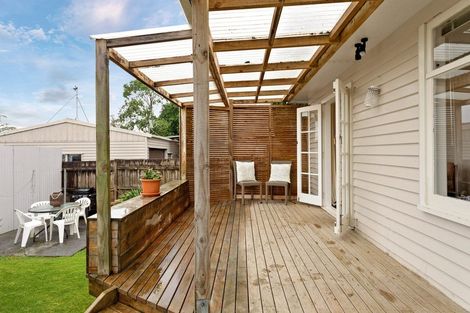 Photo of property in 2/99 Hobsonville Road, West Harbour, Auckland, 0618