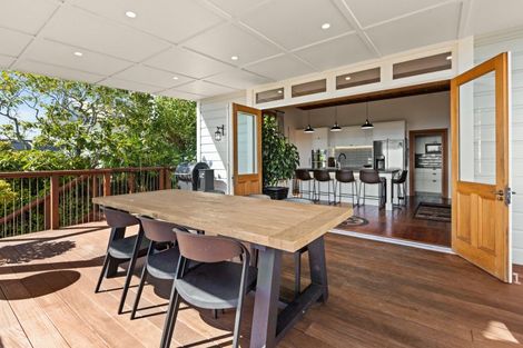 Photo of property in 1 Roslyn Road, Bluff Hill, Napier, 4110