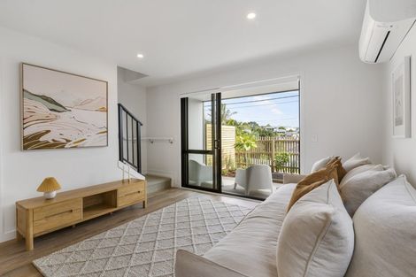 Photo of property in 4/35 Garadice Road, Rothesay Bay, Auckland, 0630